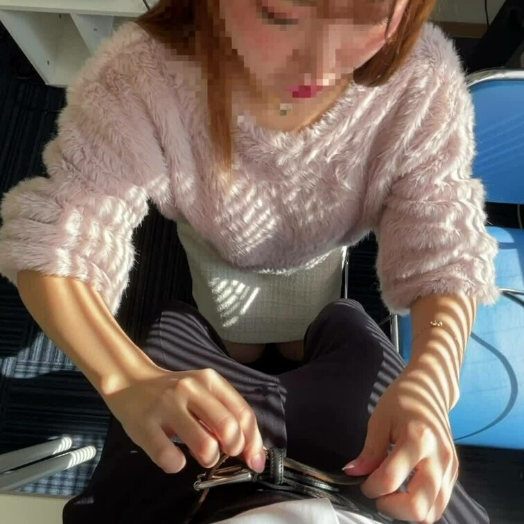 オフィスの会議室で派手なアルバイト女子を脱がせてフェラさせる〜手持ちカメラ〜②（まゆ／25歳／事務員）