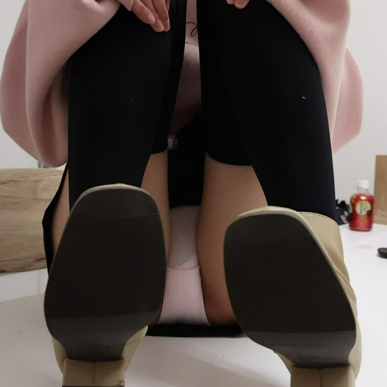 パンチラをしながら前からと後ろからの画像です。ニーソックス着用しています。