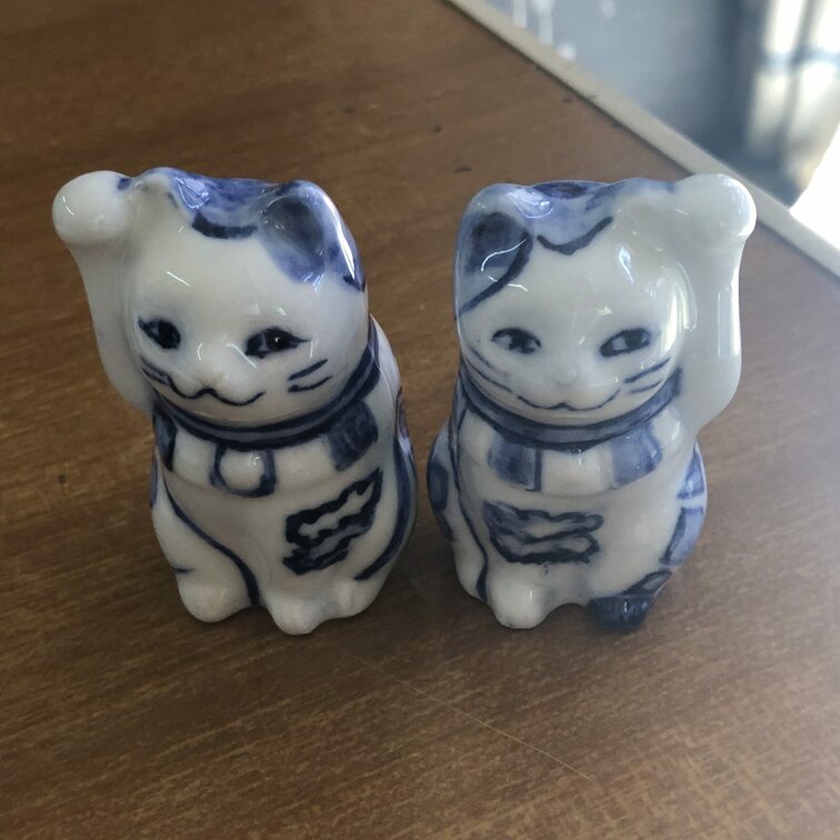 瀬戸焼き招き猫
　コバルトの釉○○○での絵付けです😊
　背中は hydeの羽根🪽