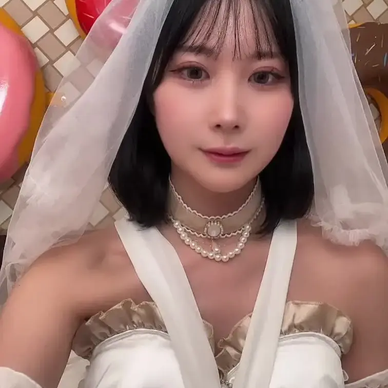 今から花嫁さん姿でおっぱいいじっちゃおっかな～💕
こんな純白な姿でいやらしくなっちゃうヘンタイなりこ見ててね😋✨
目
