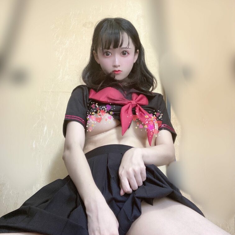 先生、やめてください…！私はスカートの裾を握って小さく震えた。だけど大きい大人の手で押さえつけられて容易く私の身体は開く