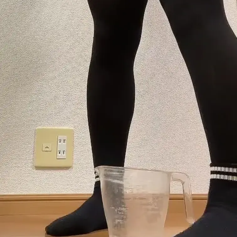 我慢の限界で容器に放尿！2分間おしっこが出続ける超大作です！