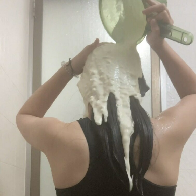 小麦粉を溶かして髪にかける動画🥺💦
細かいダマみたいなのが髪にずーっと残ってて大変でした😭このリクエスト後片付けが一番