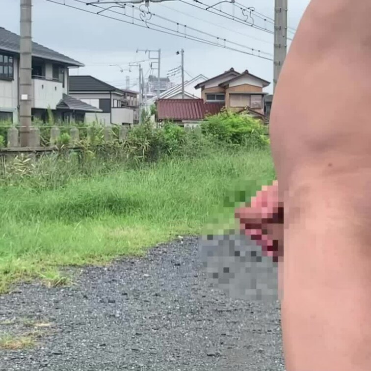 全裸でGO！近所の奥様に手コキしてもらいました。この距離大丈夫だよね！