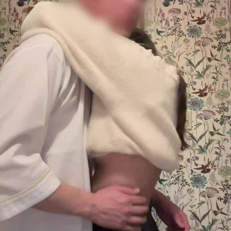 鏡の前で脱がされ、いじめられてます🥹