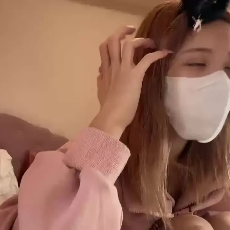 【みれい 20 歳】

みれいさんのライブ配信動画です
生ライブ配信だと、1 回の有料配信を視聴すると、おおよそ平