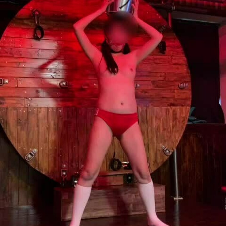 鼻フック、口枷、電マ、マゾバケツ
M女に羞恥スクワットをさせてみた。