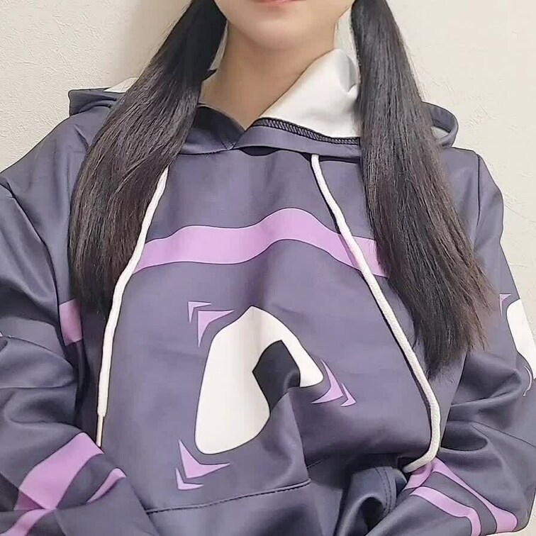 みはねがパーカーめくる😊