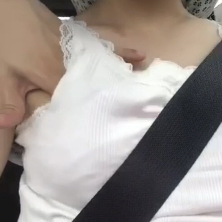 ドライブ中、赤信号で襲われました🐈

実はこれ、にゃんこが彼の腕を掴んでサワサワさせるように仕向けました♪(´ε｀ 