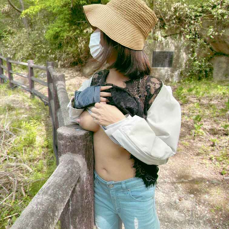 仙台観光中の乳出しチャレンジ、ショート動画です🤭
興奮すると○○○乳出るみたいですね、漏れてます🤫