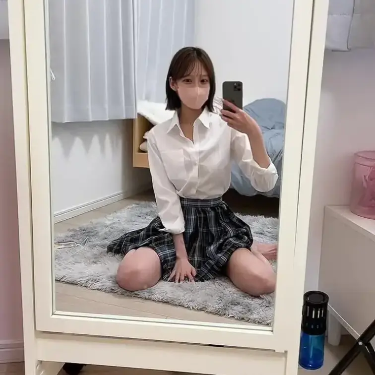 スカートめくってパンツ見せる動画です。