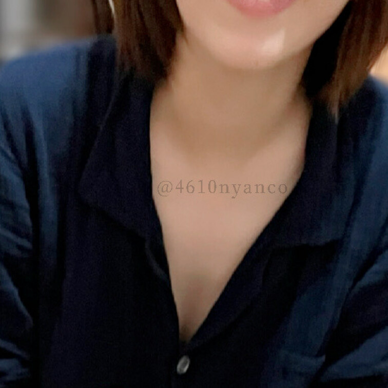 旦那のパジャマを奪って着ているにゃんこψ(`∇´)ψ
男性用だから胸元の開きが大きくて、谷間がチラリしちゃうの😽