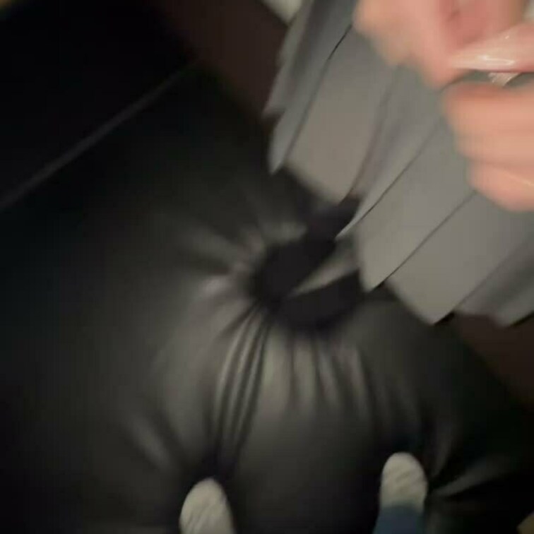 この前のネカフェちかん動画の続きです🥺
うみの身体を好き勝手触ったりおちんちんを握らされたりして最後ふとももに精子をぶ