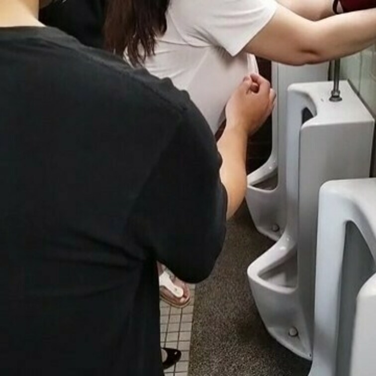 夜の公園露出中に
男性達に遭遇し
といれに連れて行かれ
触り放題

動画もご覧下さい！