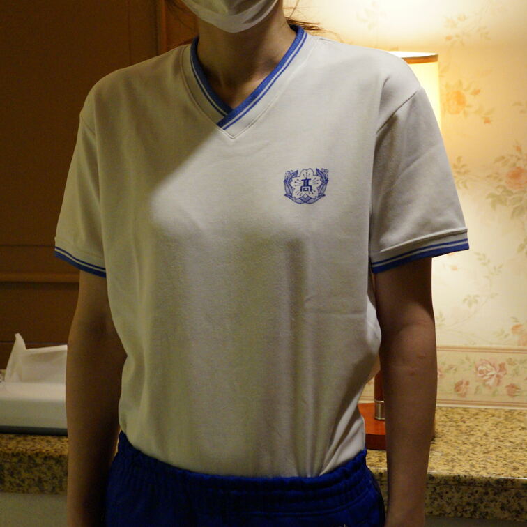 九州の某進学校の体操服。そうそう、体操服ってこんな感じでしたよね。ハーフパンツにINしちゃってるのもいいなぁ。巨乳すぎな