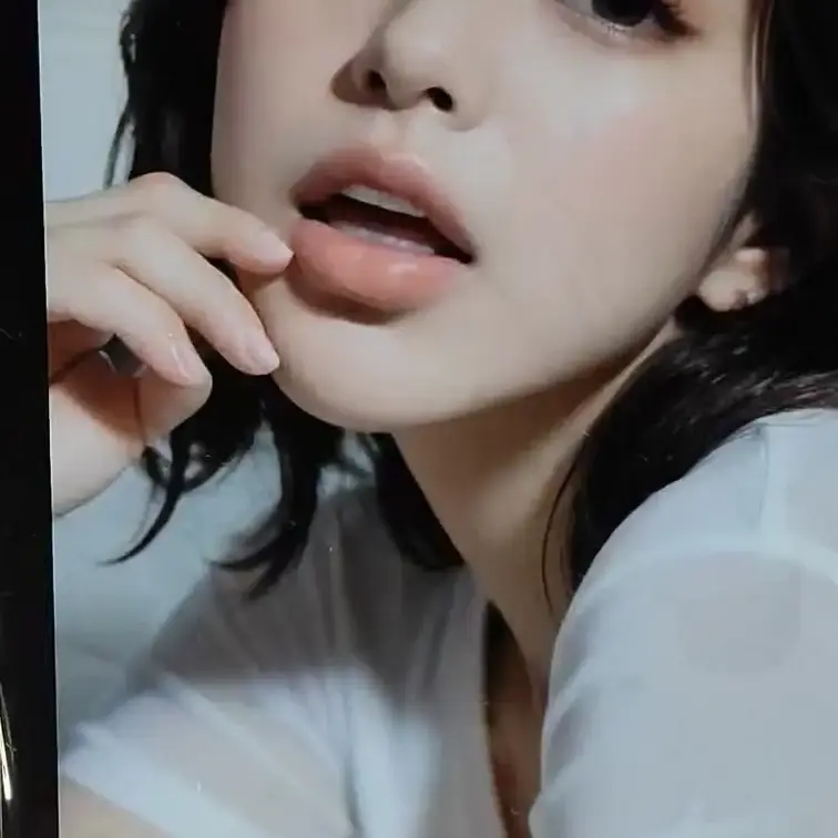 【LOG】015_疑似ぶっかけ顔射_微妙
・タブレットに実在しない女性画像を表示※
・タブレットへのぶっかけによる疑似顔射映像
・精液は本物を使用しています
・最も重要なシーンが画角と位置取りの問題で画面半分程度しか映らなかった
・失敗は成功の○○というので経験を今後に活かしたい
※本作の背景(タブレット画面)に使用されているキャラクター画像は、製作者自身がAIツール「SeaArt」にて独自プロンプトにより出力したものです。
商用利用が許諾されたベースモデル(Checkpoint)およびアセットを使用しており、実在の特定の人物の肖像権、パブリシティ権、および他者の著作権を侵害するものではありません。