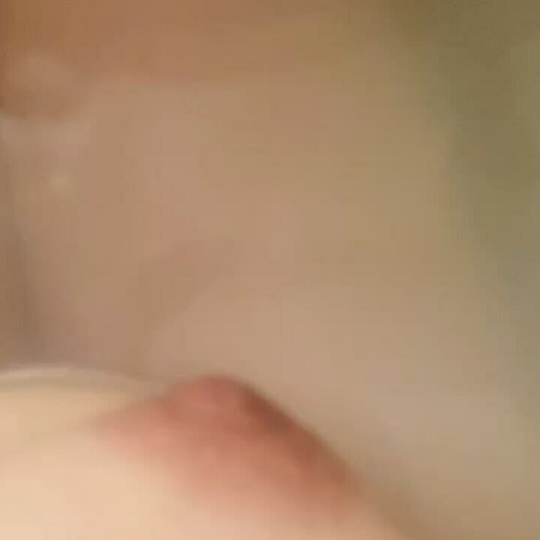 勃起しかけの陥没乳首をぷっくりさせちゃう