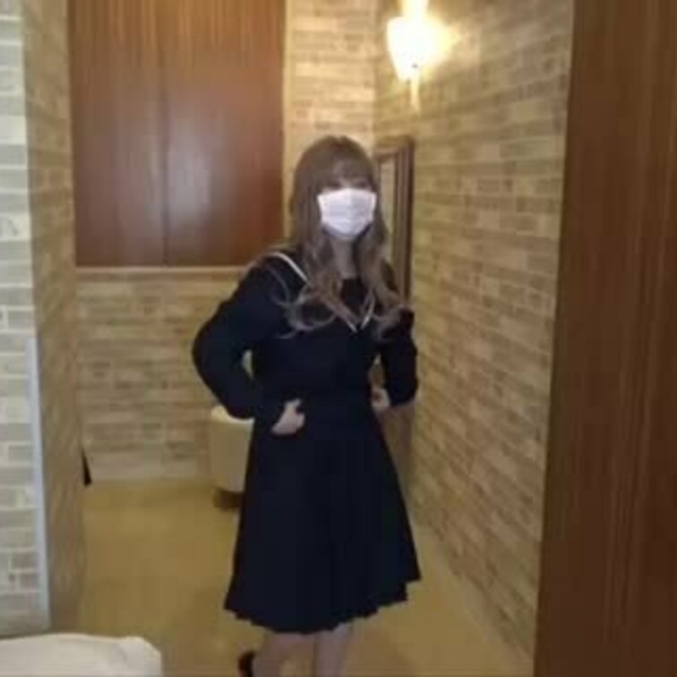 美桜だよ！
制服姿で撮ってもらった動画を投稿するね♡