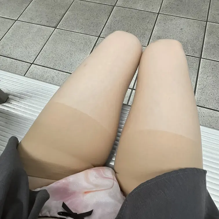 駅のベンチでスカートめくってみた