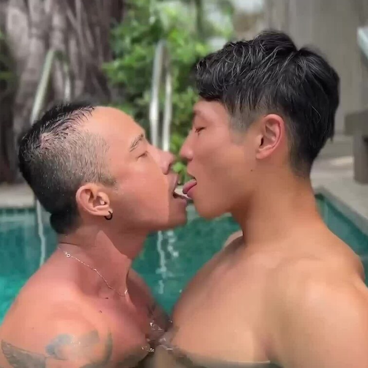 ベトナム人とプライベートプールで屋外H！開放的になりすぎてべっとべとにフェラしちゃった🤭