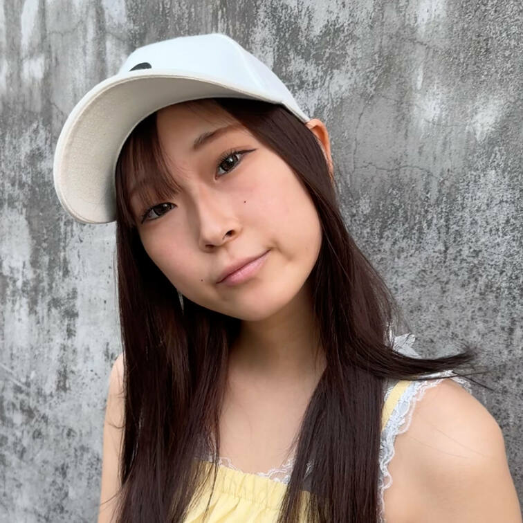 #185【SARINA 21歳】
今回ストリートスナップに協力してくれたのは、イエローのセットアップがオシャレなSAR