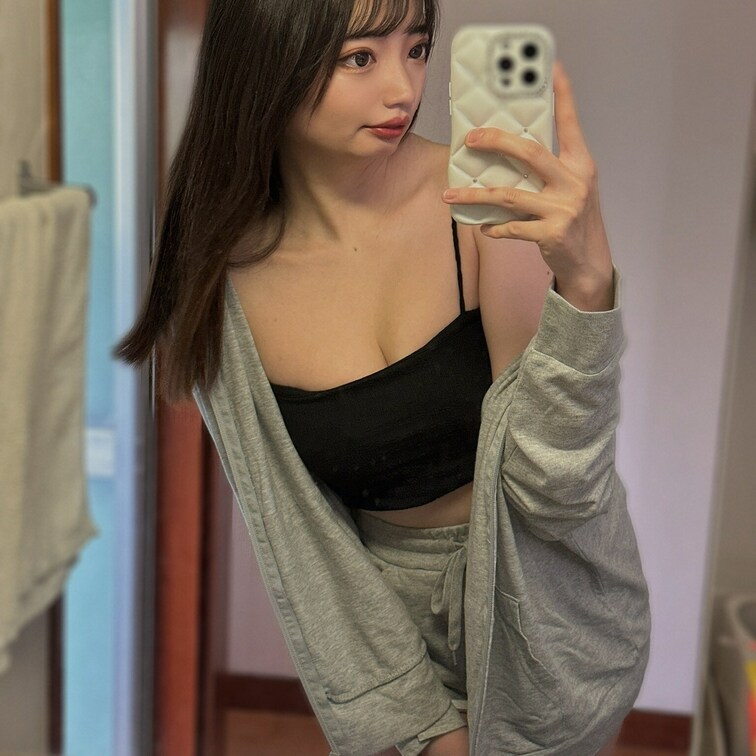 初めまして💕
女子大生のユッケ🍖です！
好きな食べ物はユッケです😋

これからたくさんえちえちな動画を投稿してい