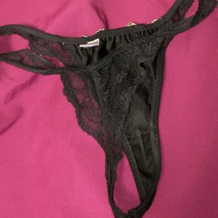 【1週間履き激臭パンティ】黒Tバック激臭パンティ！マゾの鼻に○○○擦りつけて遊びたいわね。