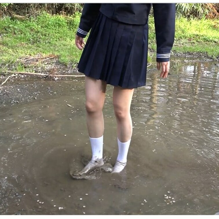 制服のコスプレで水たまりで靴下を汚す