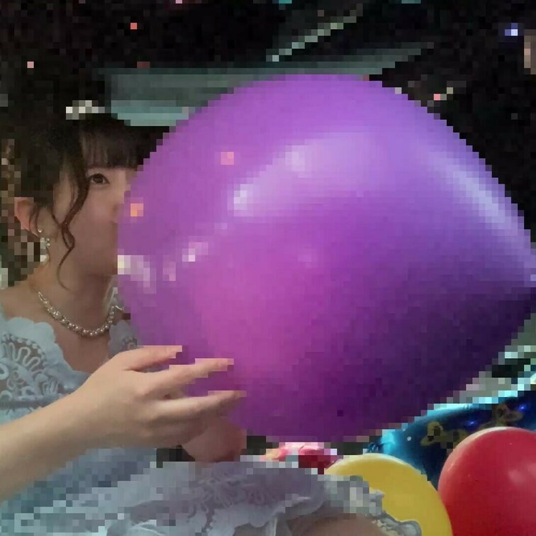 リムジンに乗って、ドレスを着て、大きな風船を膨らませます。
風船の上に馬乗りになって遊んでいます。
割れるか割れない