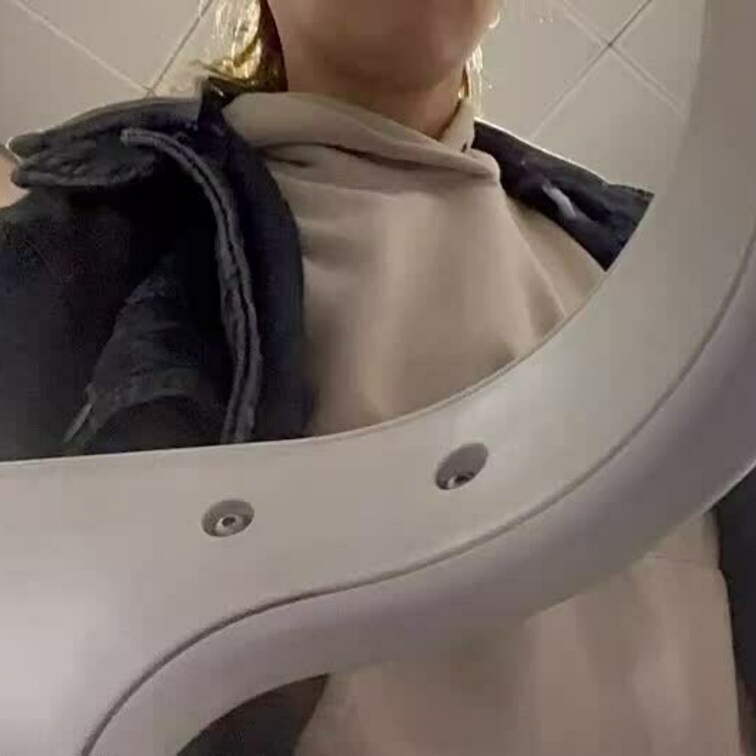 🚺なのに便器でしないで床でうんこしちゃいました💩💕