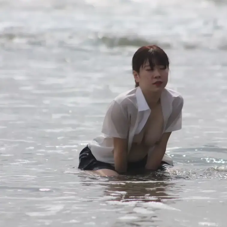あやちゃんの制服からの全裸海水浴