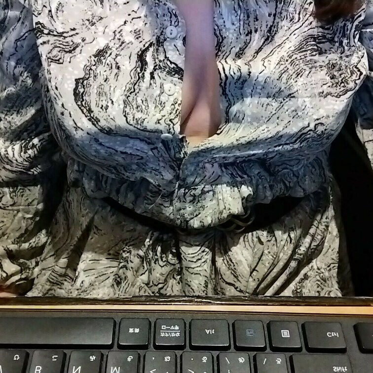 背後から
巨乳を鷲掴み