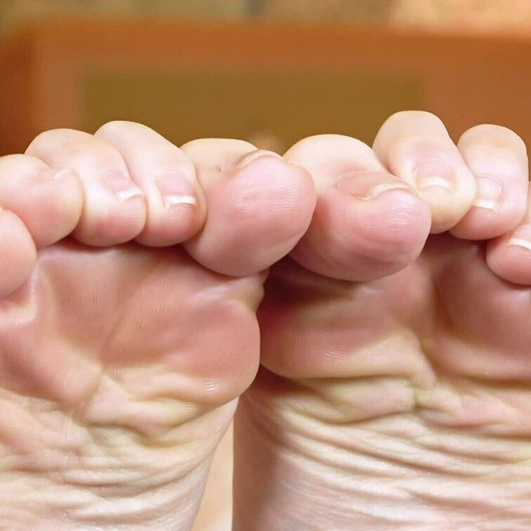 『私たちの足の裏、くすぐりに強いですよ！／足裏から良い香りが染み出ている莉乃ちゃん＆自分の足の匂いを嗅いで「臭いです」明