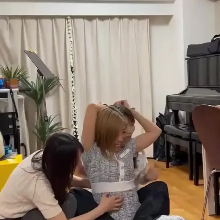皆様大変お待たせしました！
今回皆様大変お待たせしました！
今回のくすぐり動画はこちらです👍

是非いっぱい見て