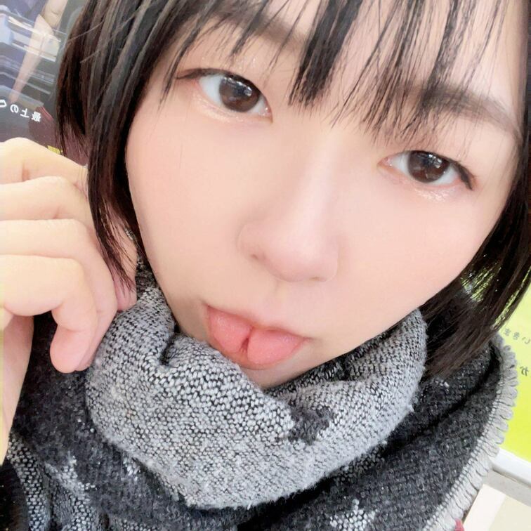 お出かけ前自撮り
ストールがお気に入り。
もう何年使ってるかわからないw
何度忘れても落としても、ちゃんと帰ってく
