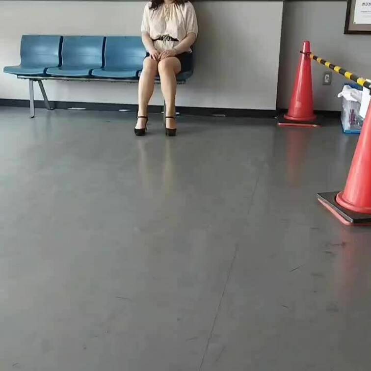 駅の待合室でパンチラ露出
巨乳ミニスカ熟女に
おじさんが興味津々
チラ見される度に脚を閉じる