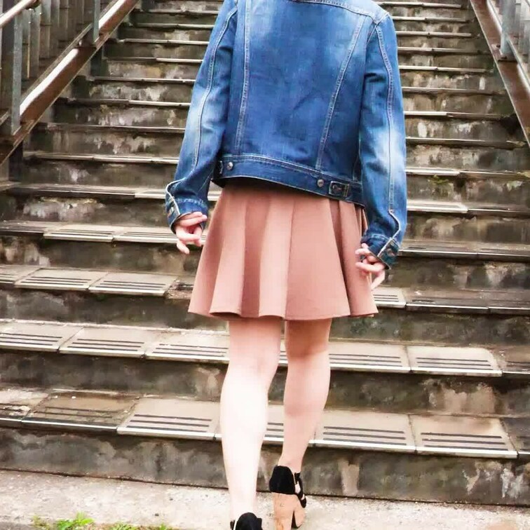 お昼に郊外の駅でこっそりノーパン歩行♪オナニーしてたら急に人が来て...
