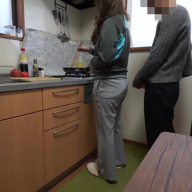 本当はモリ君と思いっきり楽しみたいモリ君ママ
どうしても理性が働いてしまうようで・・・
逃げられない料理中を狙ってモ