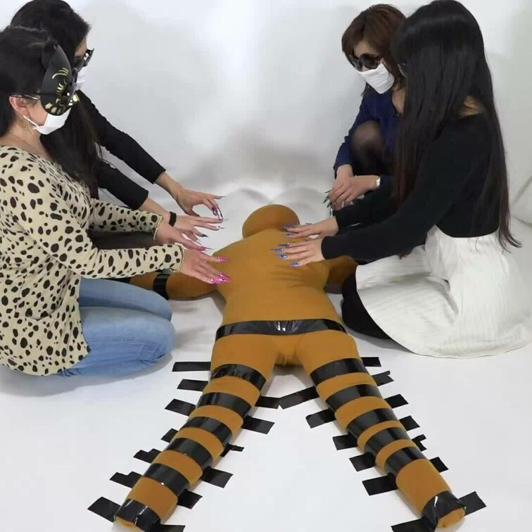 人形の脇をくすぐる