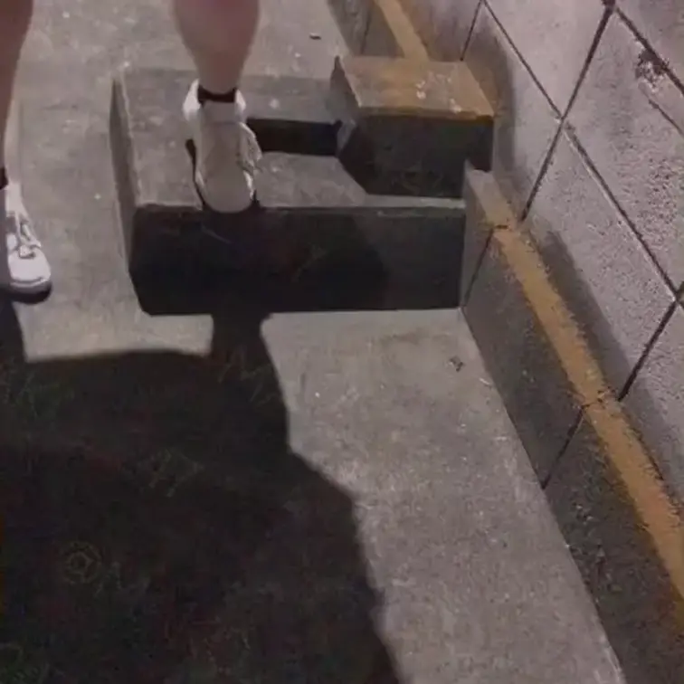 少し高い所からおしっこすると靴が濡れないから好きです♡