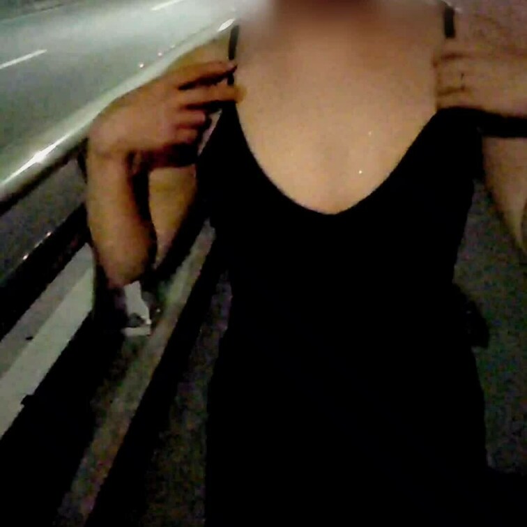 見えちゃうかな？妻とお散歩。