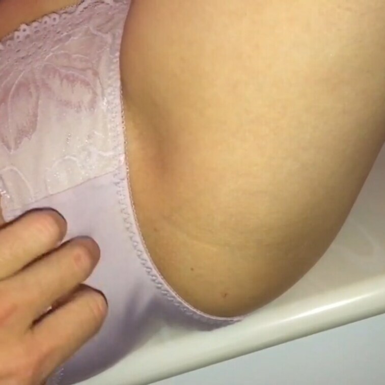 おパンツを捲ってみるとエッチなお汁が糸引いてました…✨

パンティ×愛液は最強です☺️
