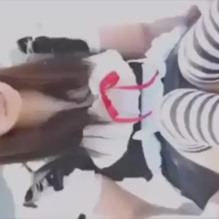 コスプレイヤーのエムジパンチラ 