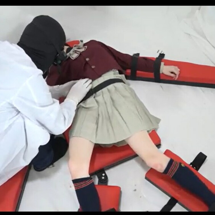 手足を固定して色んな体の部分をくすぐる