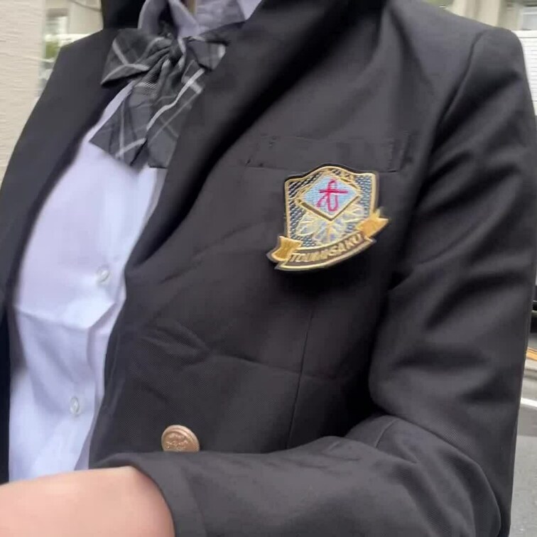登校前に乳首だしてきました😖私の乳首の色は〇〇色です❄️