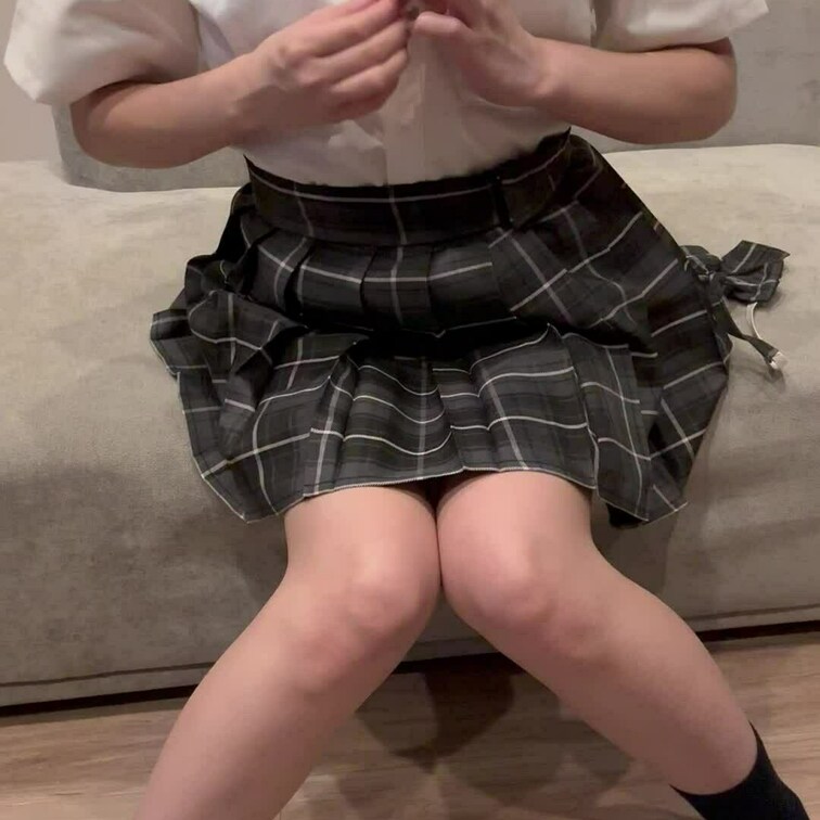 制服脱いでディルドオナニーしちゃった😳💕
連続イキするところ見てくれる人いますか？コメントください
