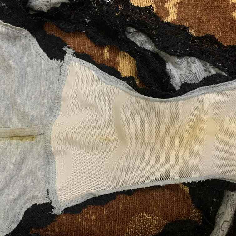 嫁パン
パンティーは可愛くないですがシミ&ウンスジ付きです！
臭いキツめですがかなり興奮します😁