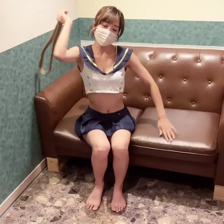豚ちゃんが必死に足舐めてきて気持ち悪かったから、お尻の穴おいじめしてあげた😡🤮