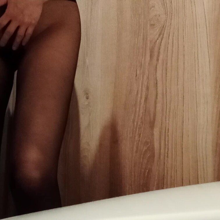 ノーパンパンスト姿での
トイレの様子

ううう
我慢できません💦