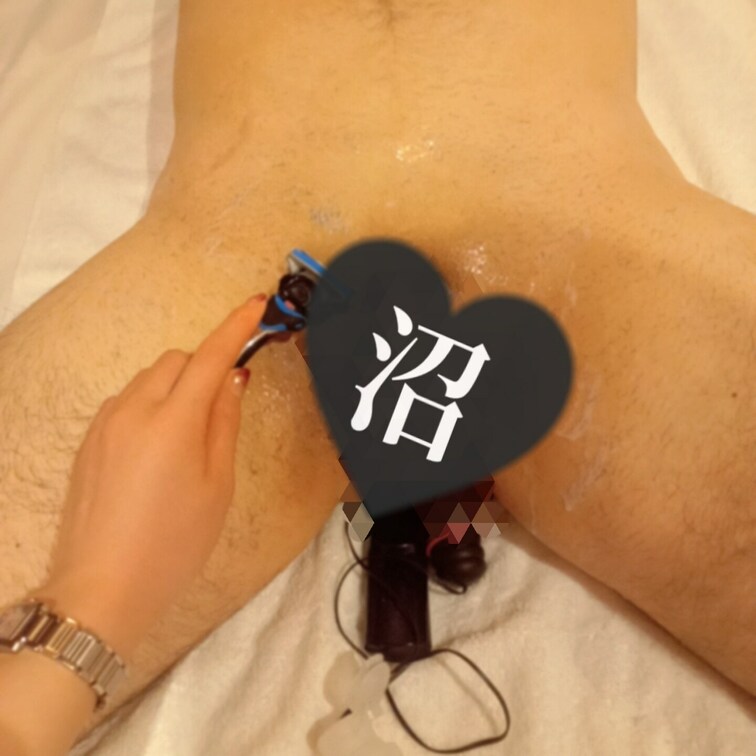 🍌より🍑が感じるマゾとお遊び♪
まずはアナルパール挿入しながらツルツルに剃毛💡
○○○みたいになった🍌に大笑いして、